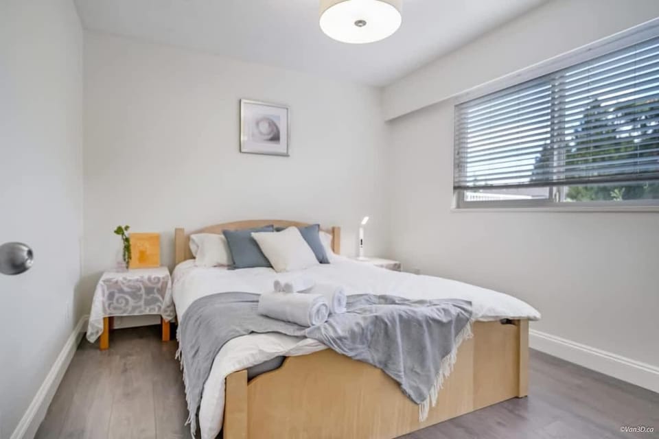 Spacious 3BR Home 2 Full Baths - near metrotown House in Vancouver