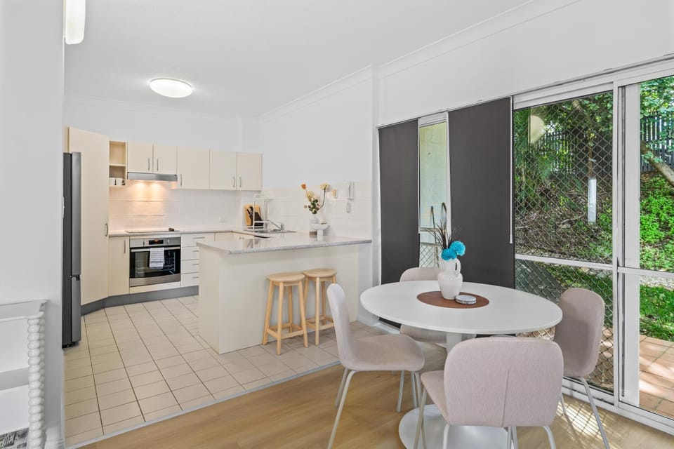 2BR 2BA Indooroopilly-Walk to Shops & Bus Apartment in Indooroopilly