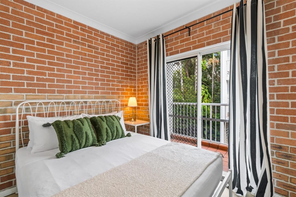 2BR 2BA Indooroopilly-Walk to Shops & Bus Apartment in Indooroopilly