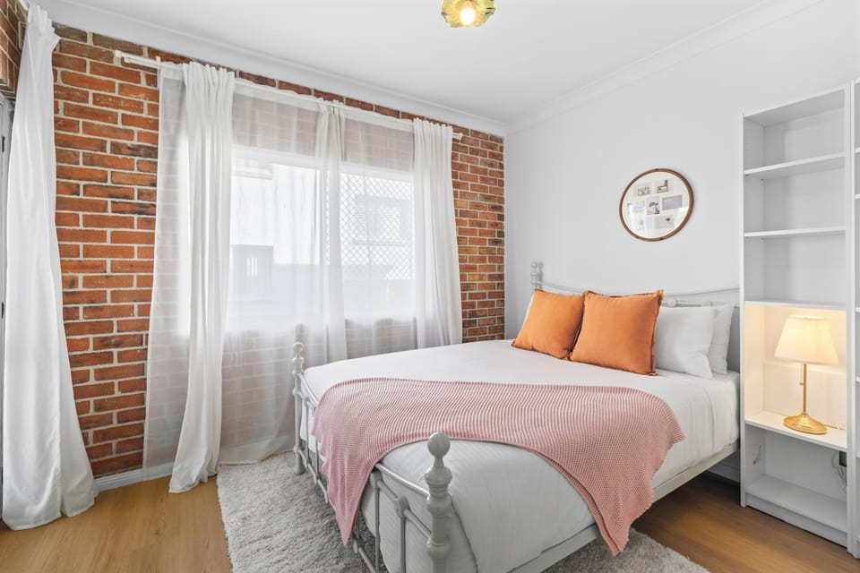 2BR 2BA Indooroopilly-Walk to Shops & Bus Apartment in Indooroopilly