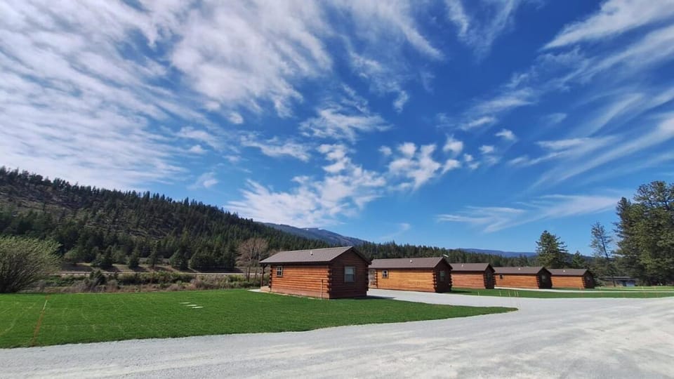 Micham's Clark Fork River Retreat - River Front, Mountain View, Fire Pit - Cabin 3 Cabin in Montana