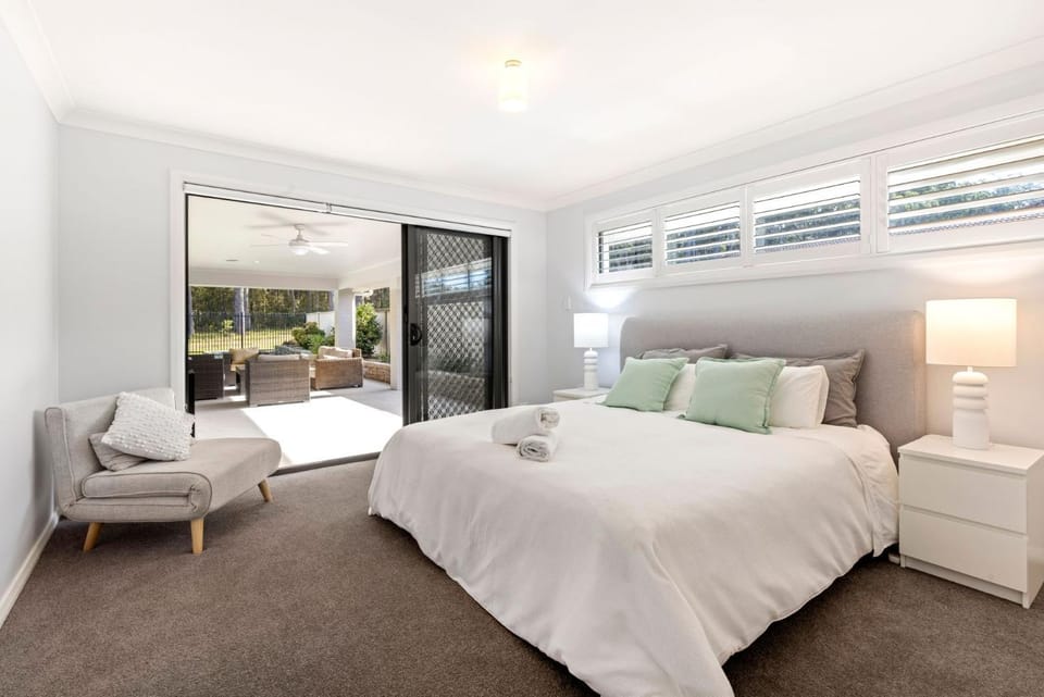 Coastal Retreat - Pet Friendly with Fire Pit House in Callala Bay