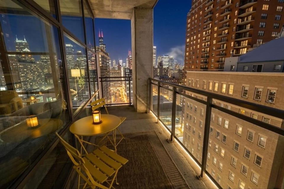 Prime Chicago 2BR Skyline - 5 Min to Museum Campus Apartment in South Loop