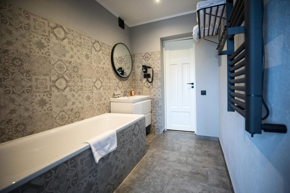 Bathroom, Bath, towels