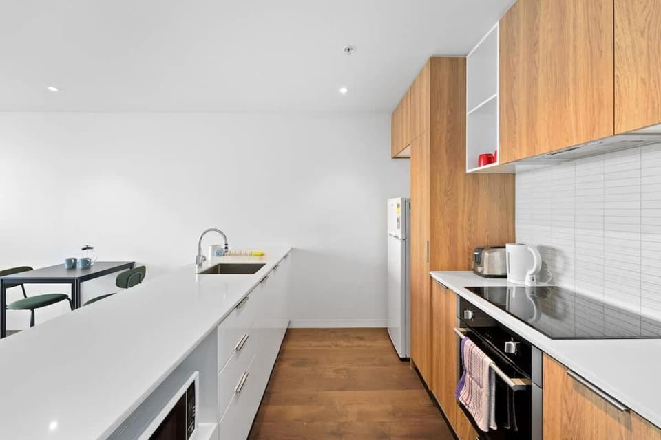 St Kilda 1BR Apt with City Views & Parking Close to Beach & Tram Apartment in Saint Kilda