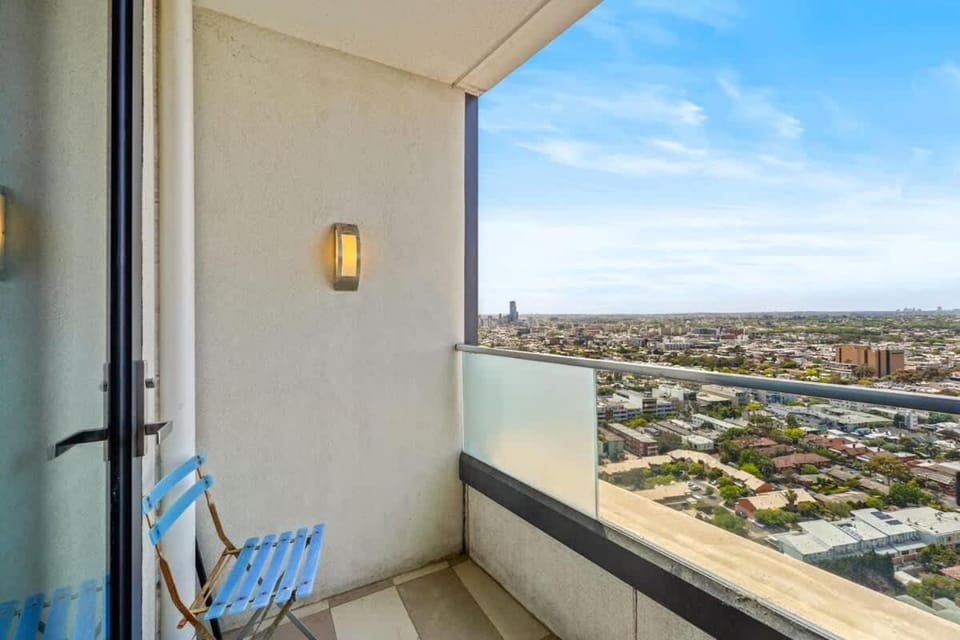 St Kilda 1BR Apt with City Views & Parking Close to Beach & Tram Apartment in Saint Kilda
