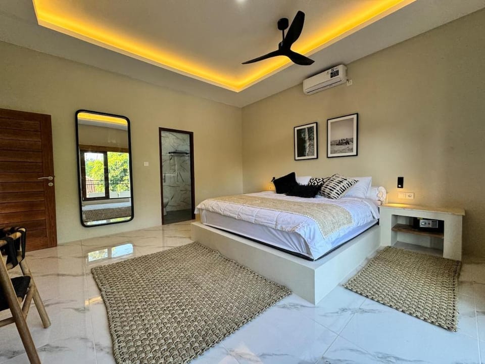 Photo of the whole room, Bedroom, air conditioner
