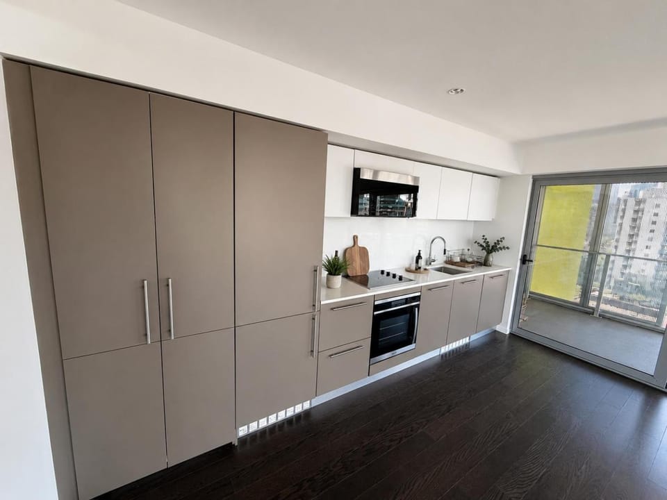 Prime Downtown 2BR Retreat Near Granville, Robson and Pacific Centre Mall Apartment in Vancouver