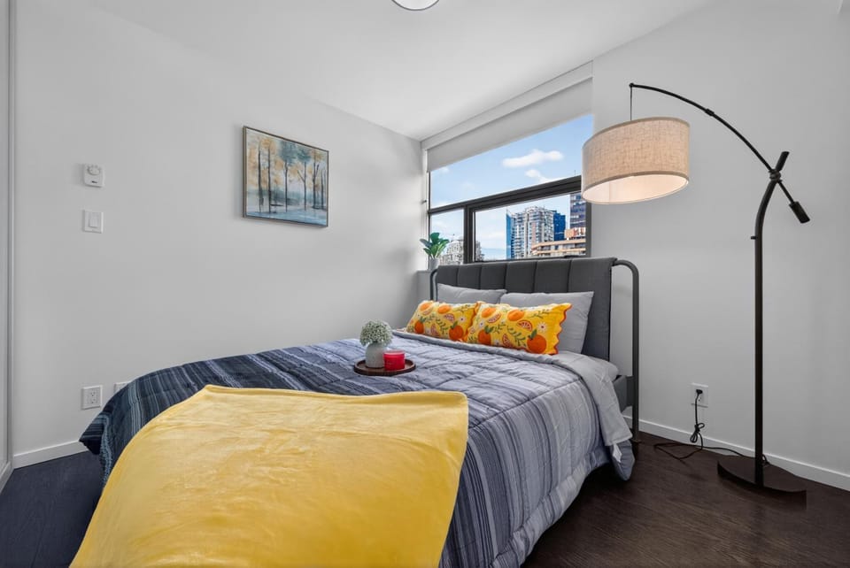 Prime Downtown 2BR Retreat Near Granville, Robson and Pacific Centre Mall Apartment in Vancouver