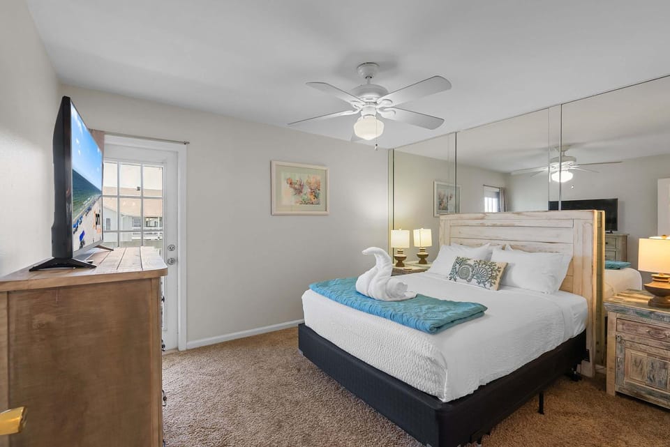Gulf Shores Condo with Pool 5 Miles to Beaches Apartment in Gulf Shores