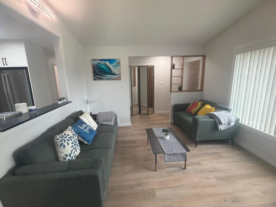 Edmonton house ,3 BDR, Walk 3mins to WEM, Free parking House in Edmonton