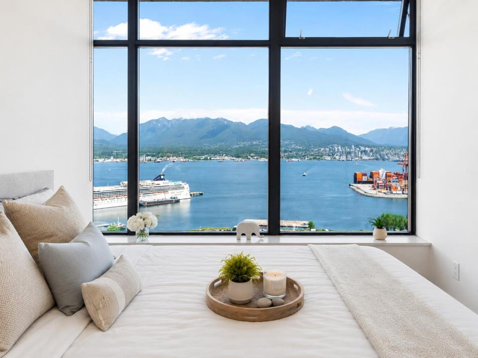 Modern 2BR in Vancouver's Most Iconic Building Walk to Skytrain and Seawall Apartment in Vancouver