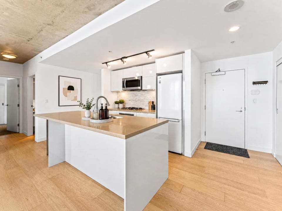 Modern 2BR in Vancouver's Most Iconic Building Walk to Skytrain and Seawall Apartment in Vancouver