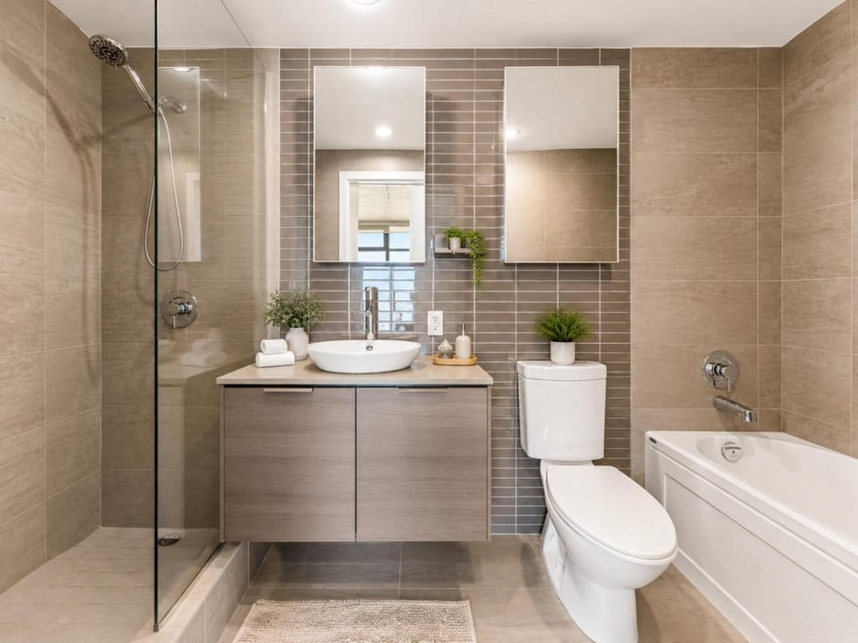 Modern 2BR in Vancouver's Most Iconic Building Walk to Skytrain and Seawall Apartment in Vancouver