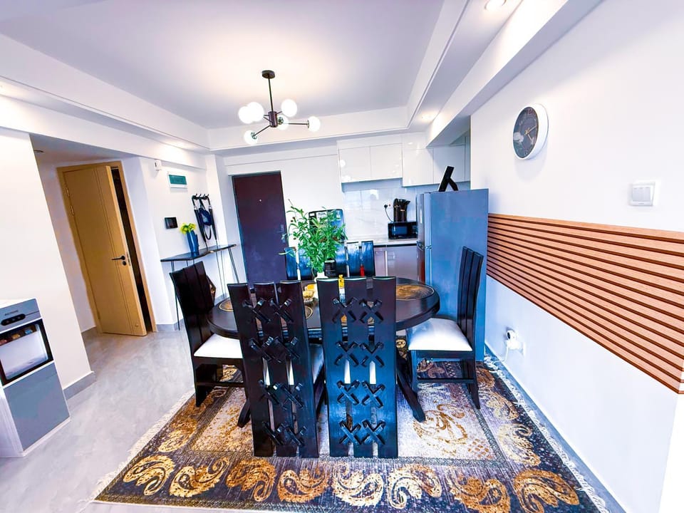 Kitchen or kitchenette, Living room, Seating area, Dining area