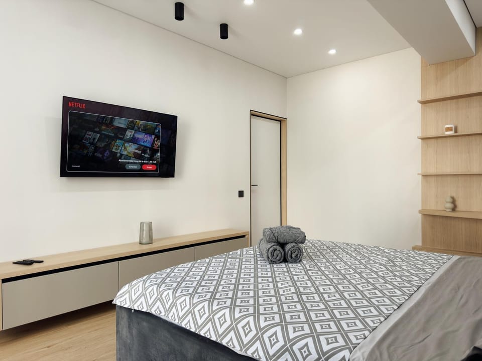 Bed, TV and multimedia, Photo of the whole room, Bedroom