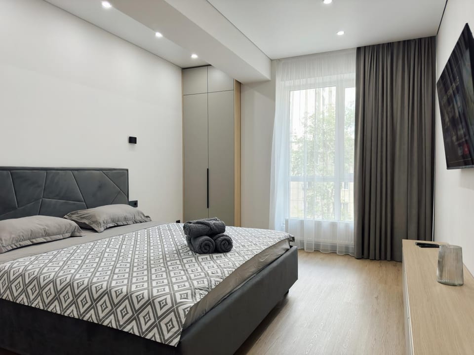 Bed, TV and multimedia, Photo of the whole room, Bedroom