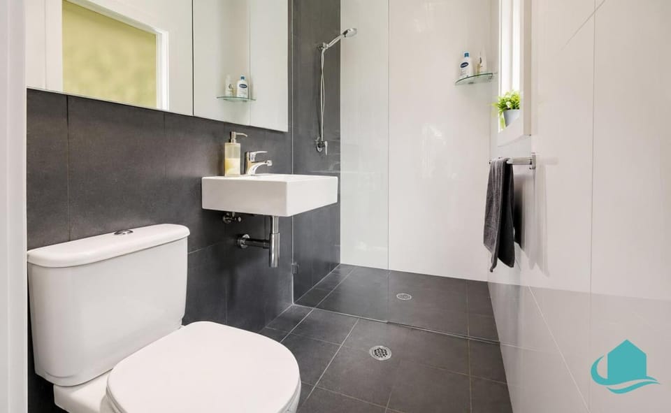 Shower, Toilet, Bathroom, towels