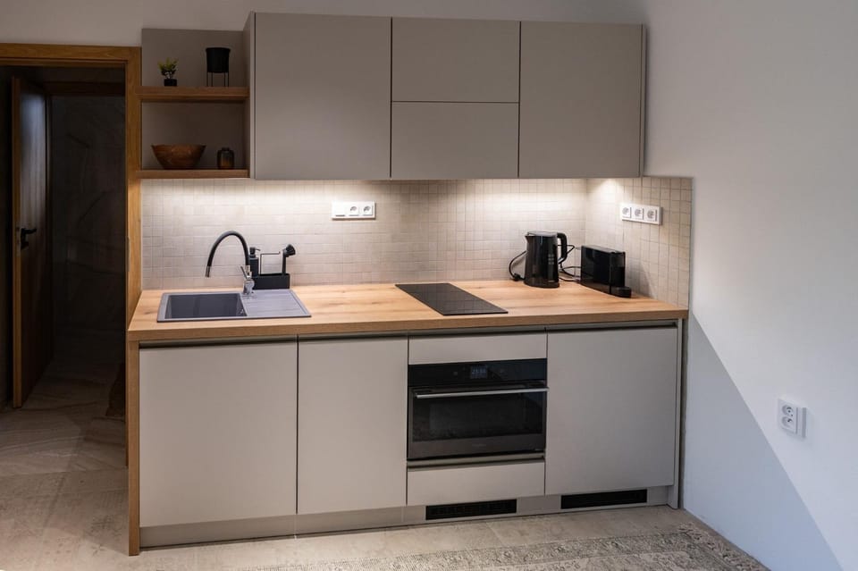 Coffee/tea facilities, Kitchen or kitchenette, stove