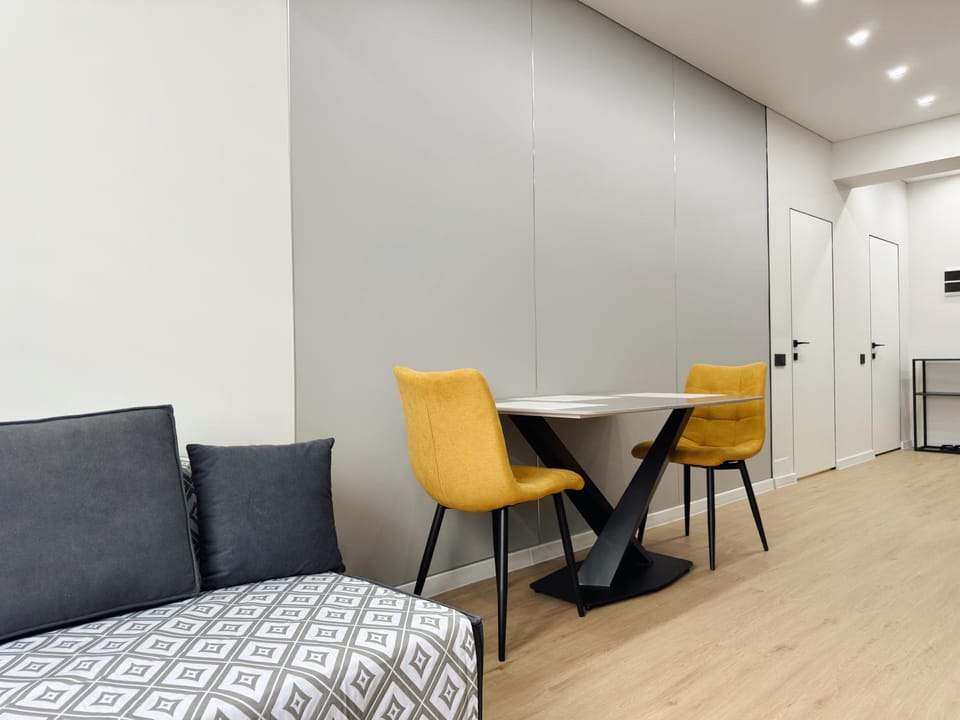 Bed, Kitchen or kitchenette, Living room, Photo of the whole room, Seating area, Dining area