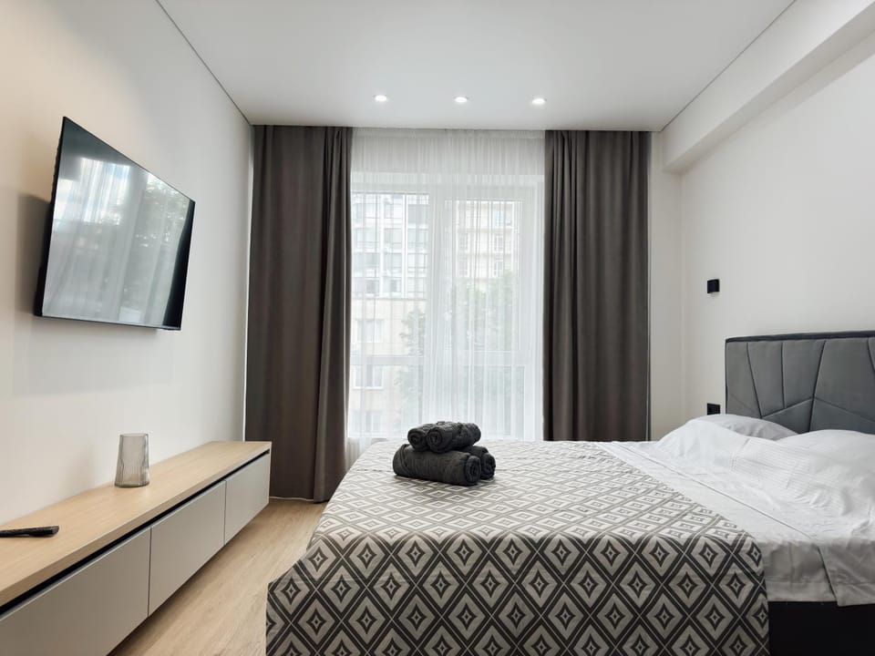 Bed, TV and multimedia, Photo of the whole room, Bedroom, towels