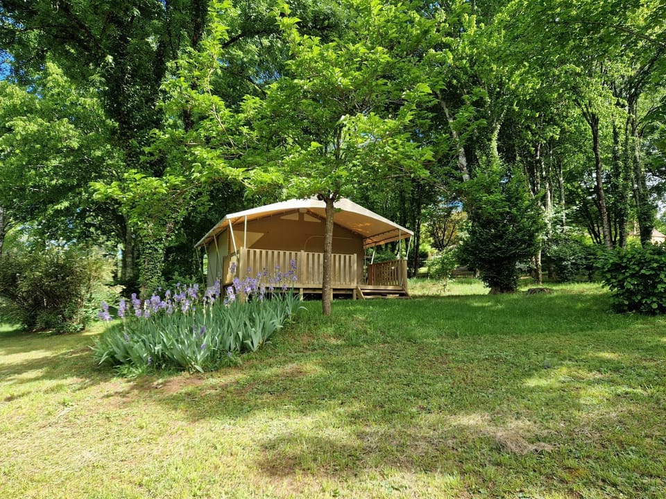 Camping Domaine de la Grande Veyière Campground/ 
RV Resort in Nouvelle-Aquitaine