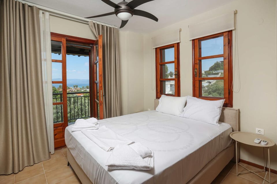 Tree Tree Suites, Large Paradise Gardens, 2 min to Beach Villa in Halkidiki