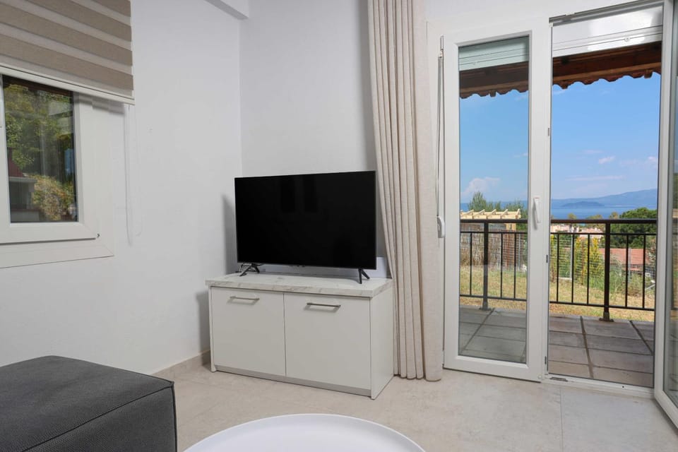 Tree Tree Suites, Large Paradise Gardens, 2 min to Beach Villa in Halkidiki