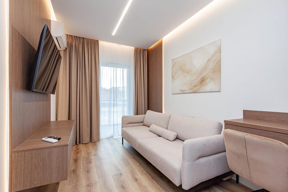 Bed, TV and multimedia, Balcony/Terrace, Seating area, wardrobe