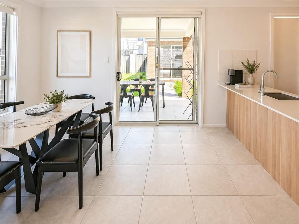 Sunny Split-Level 3BR Stay in Marsden Park House in Sydney
