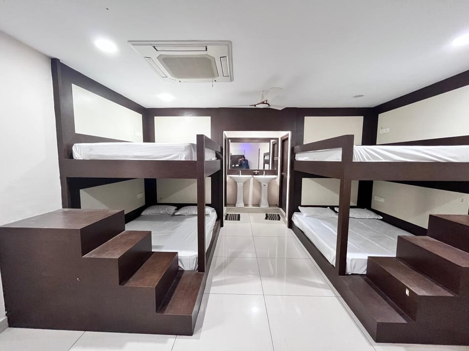 Bedroom, bunk bed