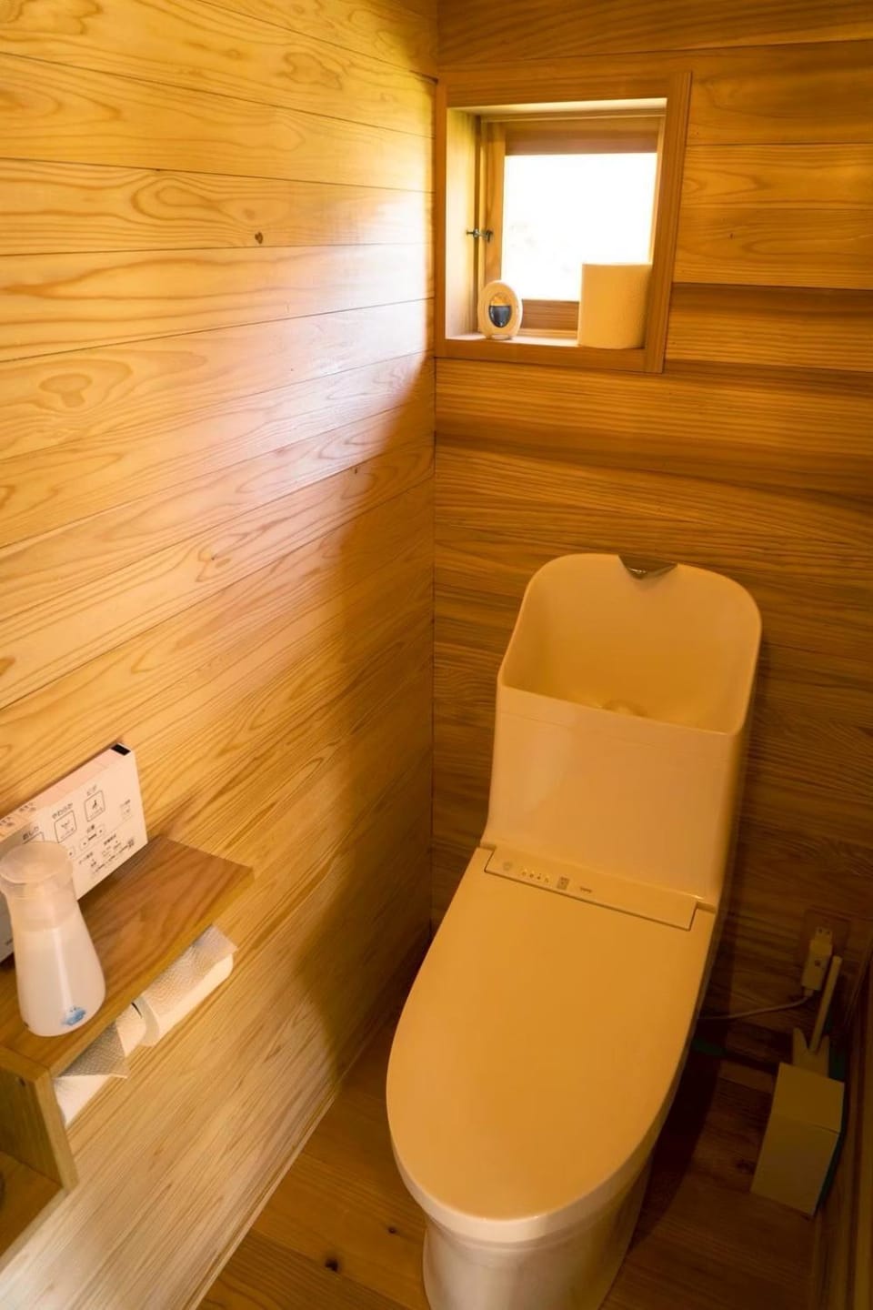 本と宿こうね Used bookstore cafe and cottage House in Japan