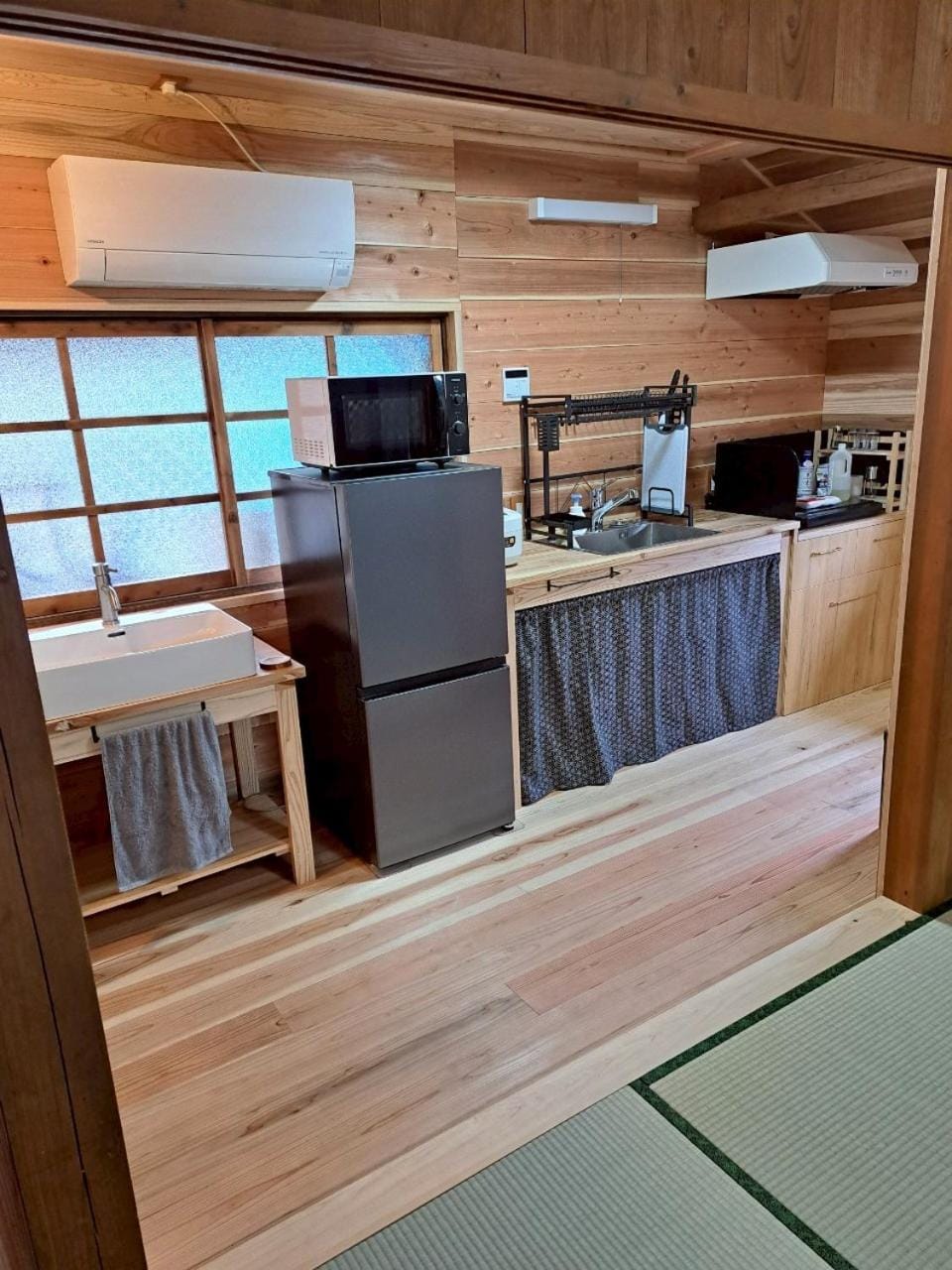 本と宿こうね Used bookstore cafe and cottage House in Japan