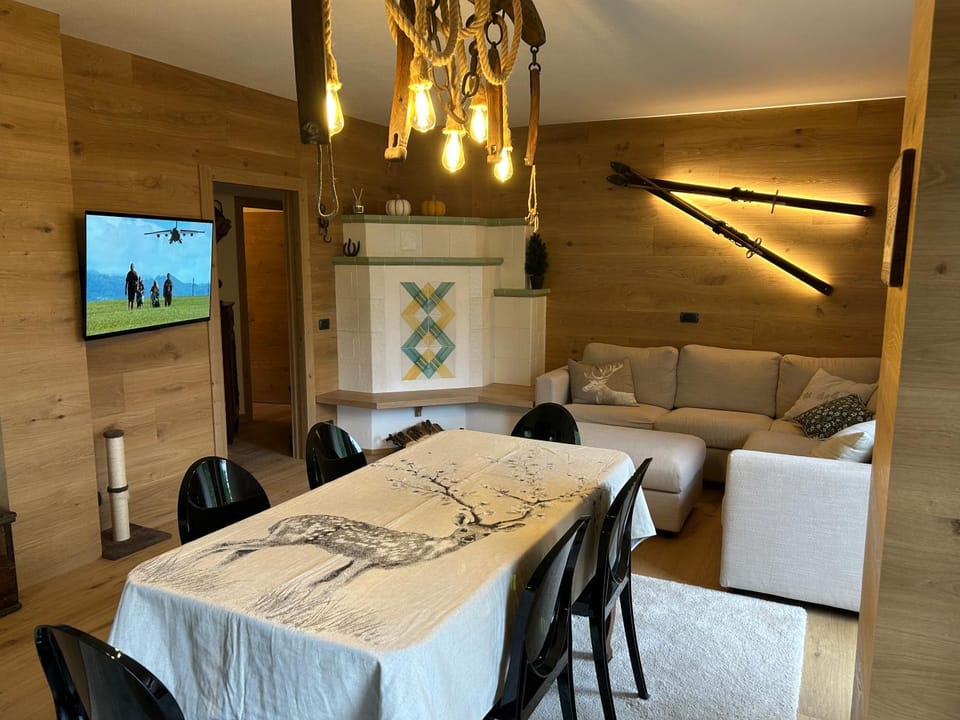 TV and multimedia, Living room, Seating area, Dining area