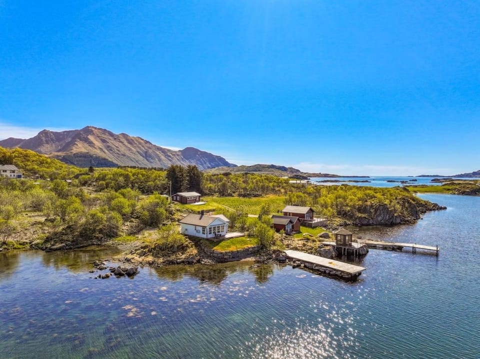 Lofoten Oceanfront - Privat Pier & Beach House in Lofoten