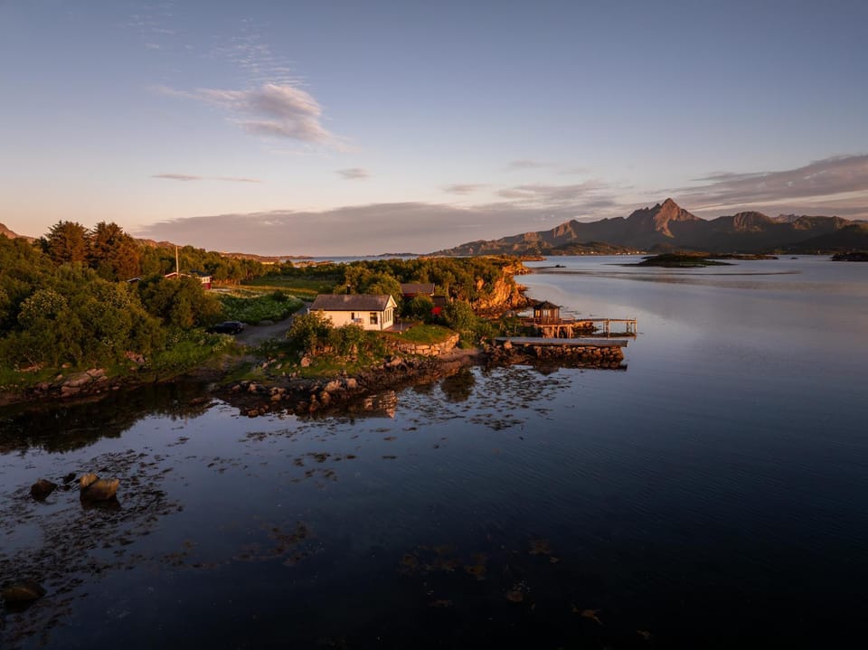 Lofoten Oceanfront - Privat Pier & Beach House in Lofoten