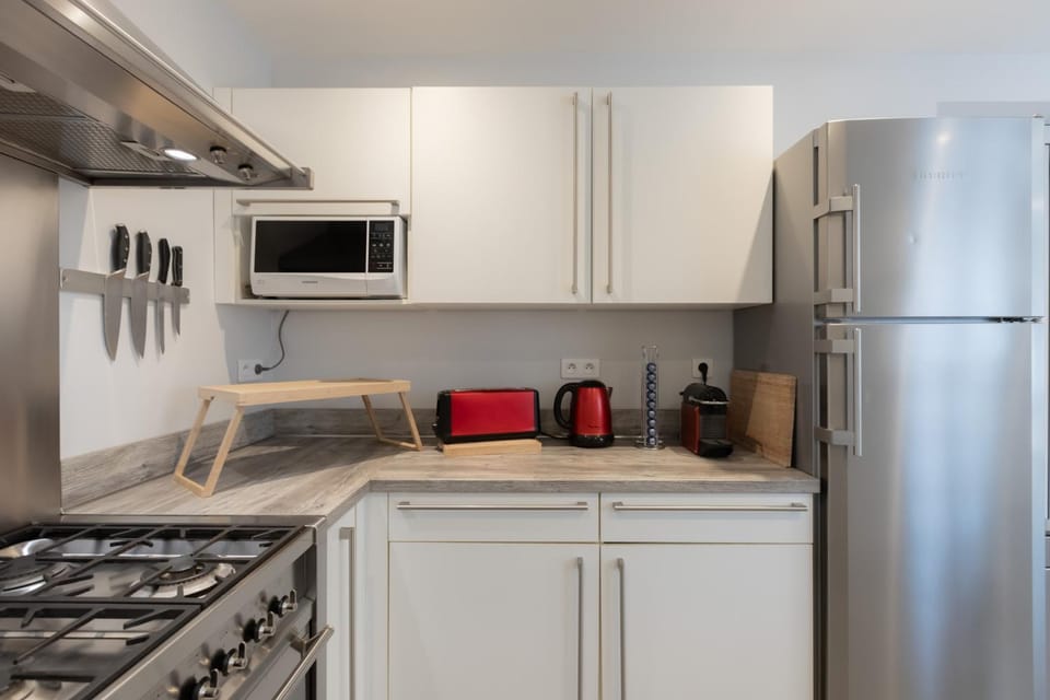 Coffee/tea facilities, Kitchen or kitchenette, oven, stove, toaster