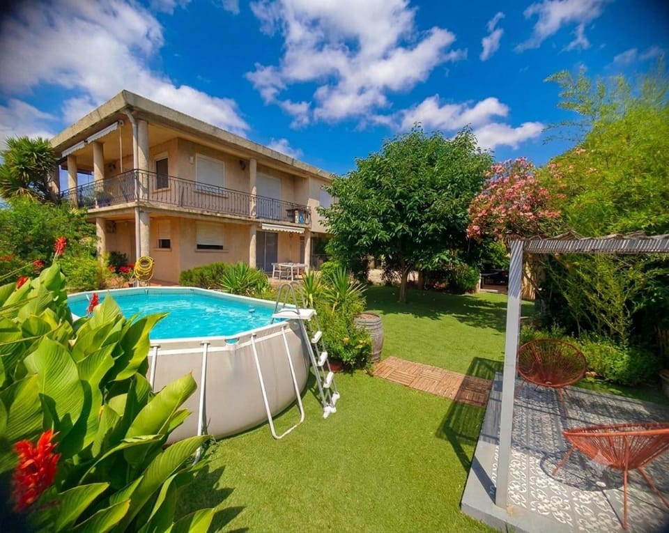 Property building, Patio, Spring, Day, Garden, Garden view, Pool view, Swimming pool, sunbed