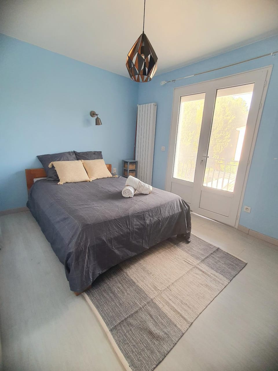 Bed, Photo of the whole room, Bedroom, towels