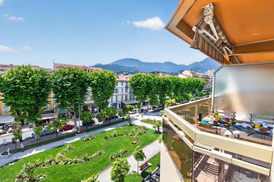 Bird's eye view, Dining area, City view, Garden view