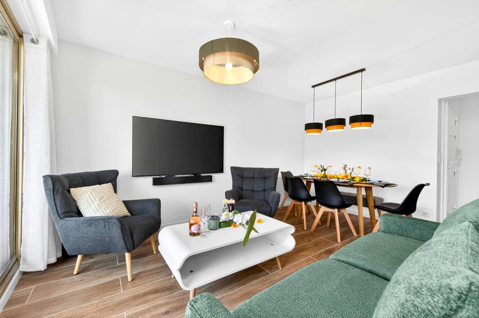 Communal lounge/ TV room, TV and multimedia, Living room, Dining area