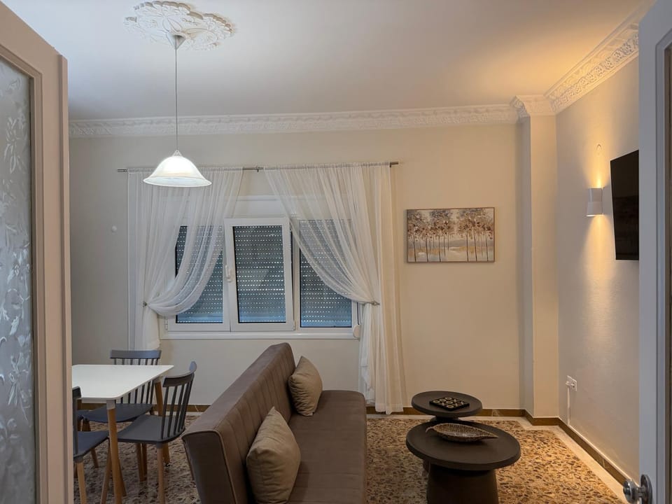 TV and multimedia, Living room, Seating area, Dining area