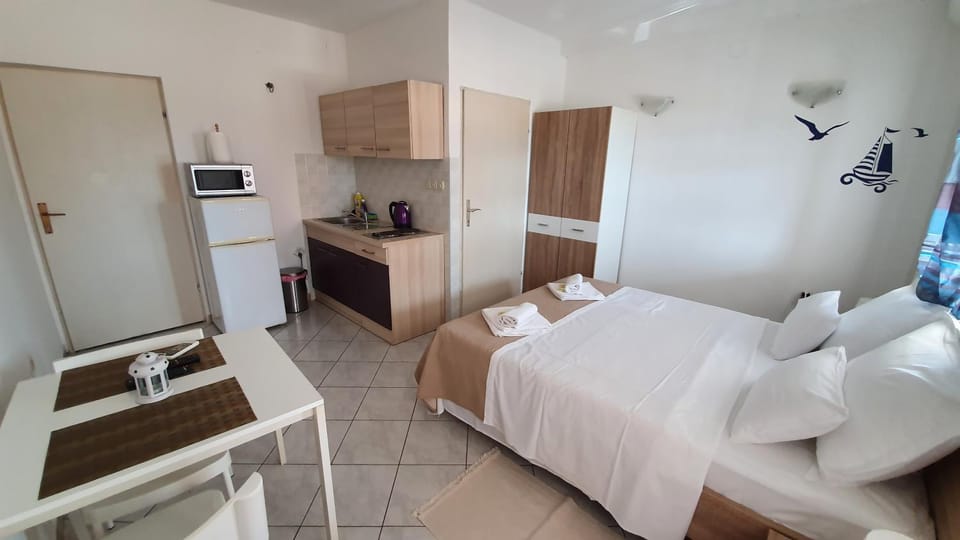 Bed, Kitchen or kitchenette, Bedroom
