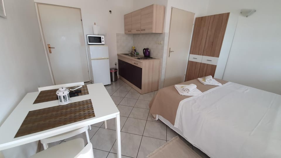 Kitchen or kitchenette, Bedroom