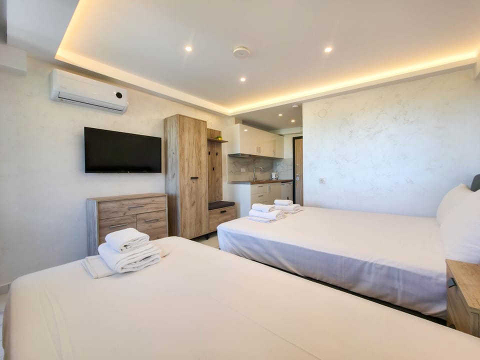 Bed, Kitchen or kitchenette, Photo of the whole room, Bedroom, towels