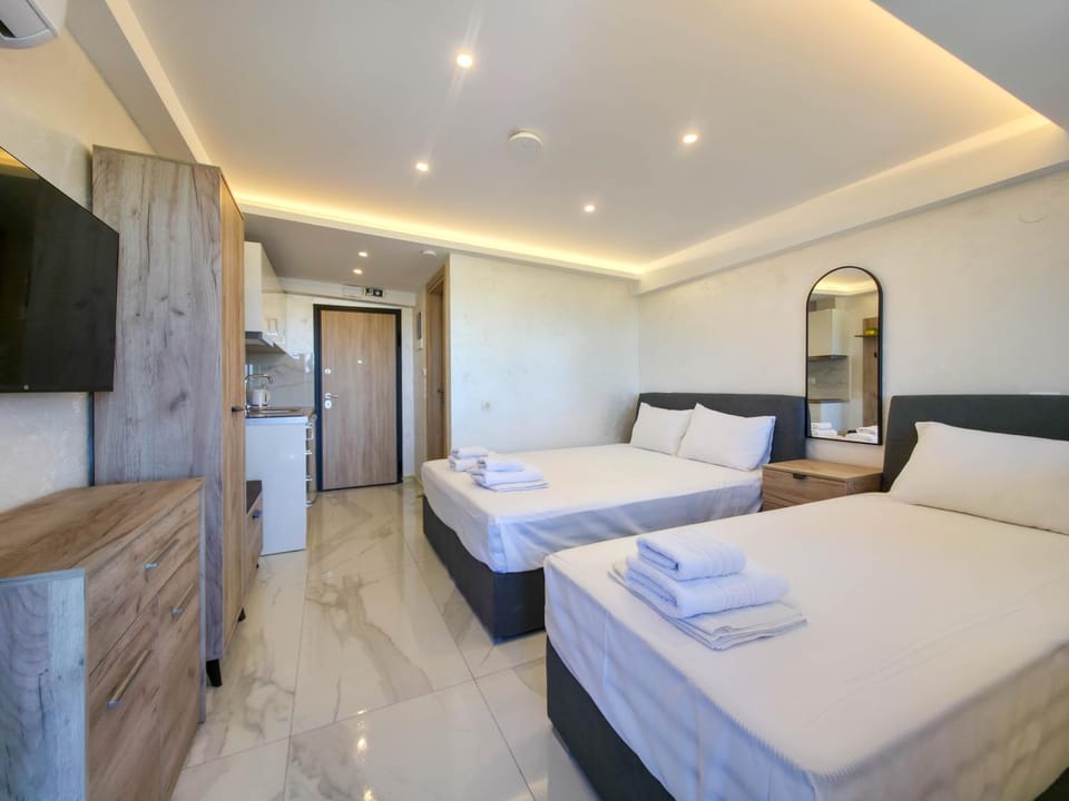 Bed, TV and multimedia, Photo of the whole room, Bedroom, towels