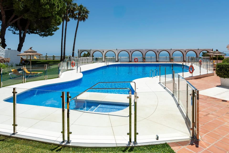 Day, Swimming pool, sunbed