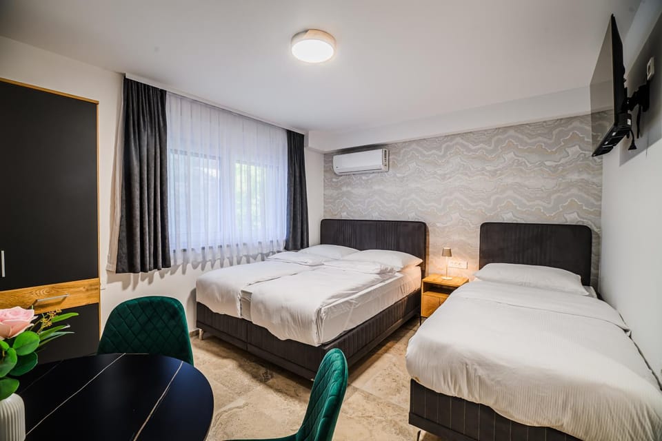 Bed, TV and multimedia, Dining area, Bedroom