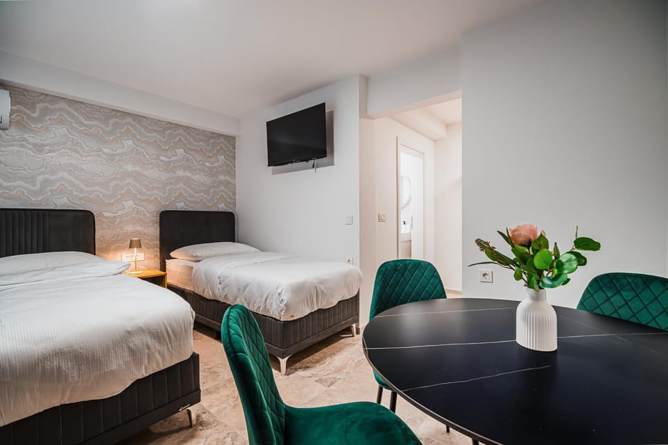 Bed, TV and multimedia, Dining area, Bedroom