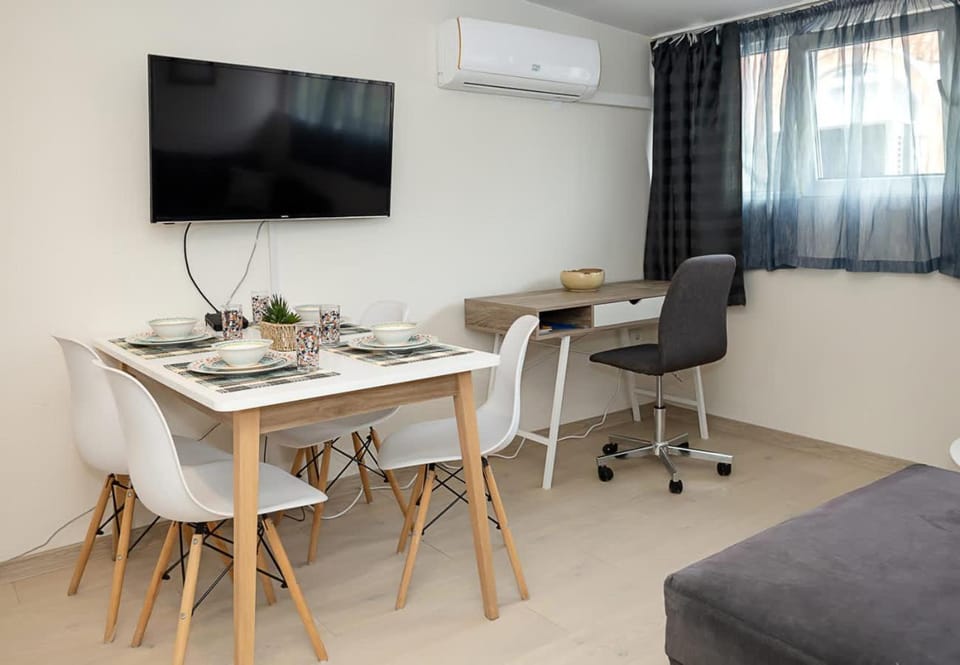 TV and multimedia, Living room, Seating area, Dining area, air conditioner